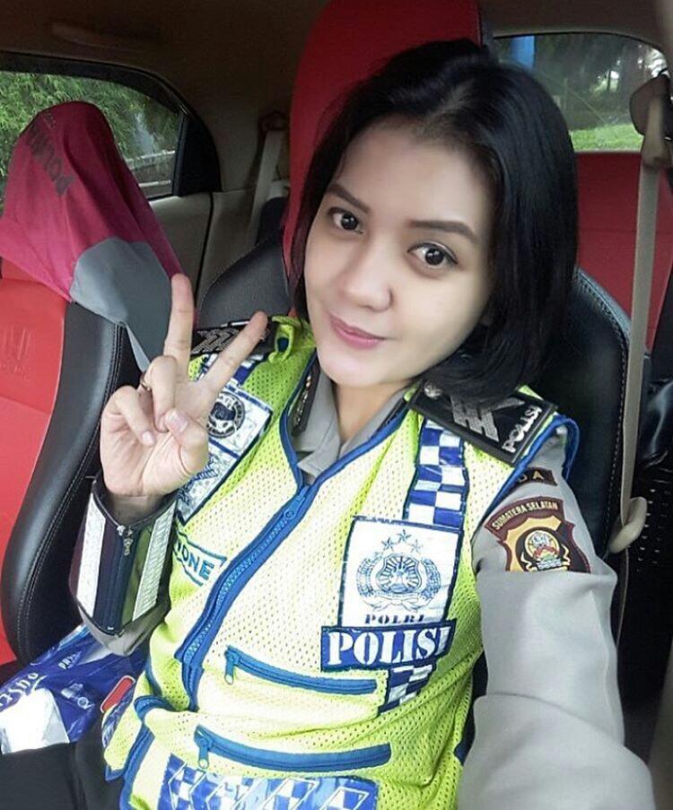 Polisi Baik Hati Ini Banjir Pujian Karena Bantu Ganti Ban di Tol