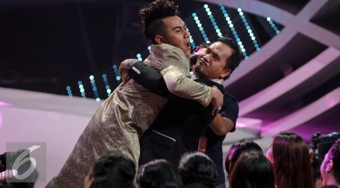 Ini Dia Foto-foto Mesra Saiful Jamil dengan beberapa Pria Gemulai