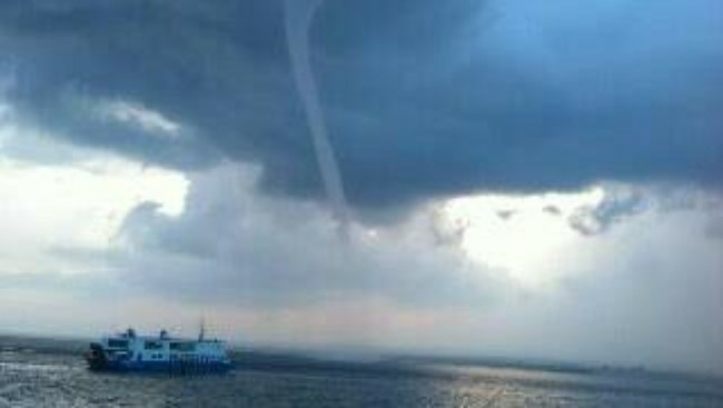 Puting Beliung Terlihat Bergulung di Selat Bali