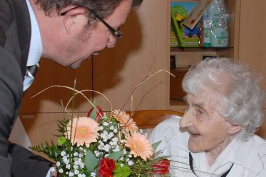 Rahasia Panjang Umur 10 Orang Tertua Di Dunia