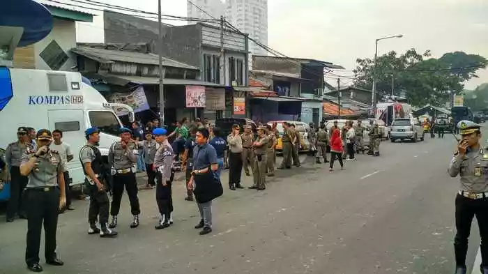 BREAKING NEWS: Kalijodo Dikepung Ribuan Polisi