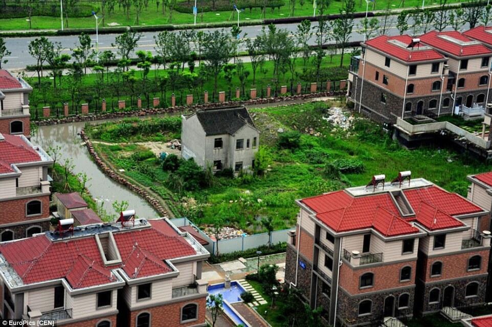 Pemandangan Tidak Lazim Dari Proyek Besar