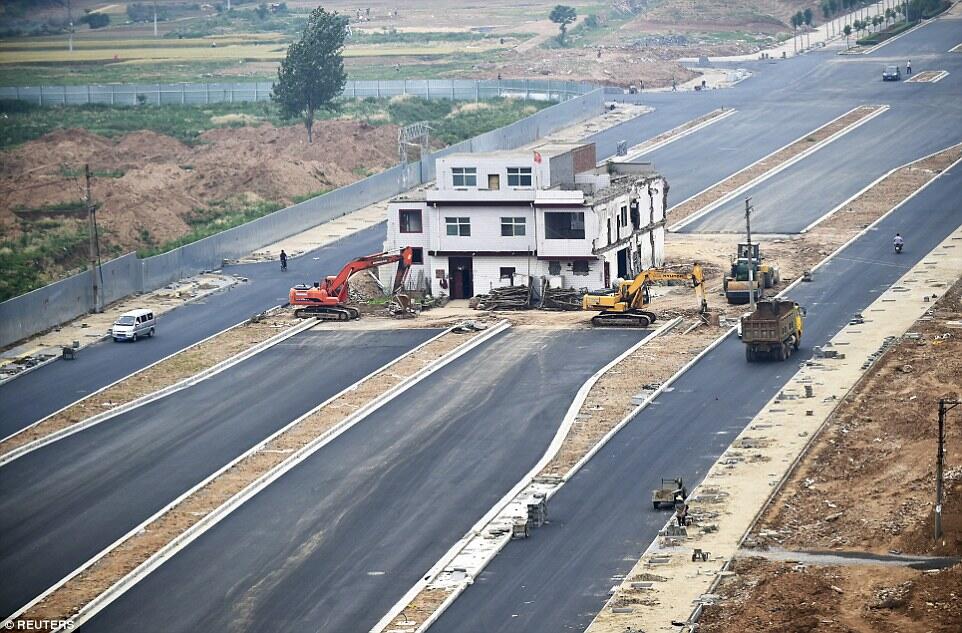 Pemandangan Tidak Lazim Dari Proyek Besar