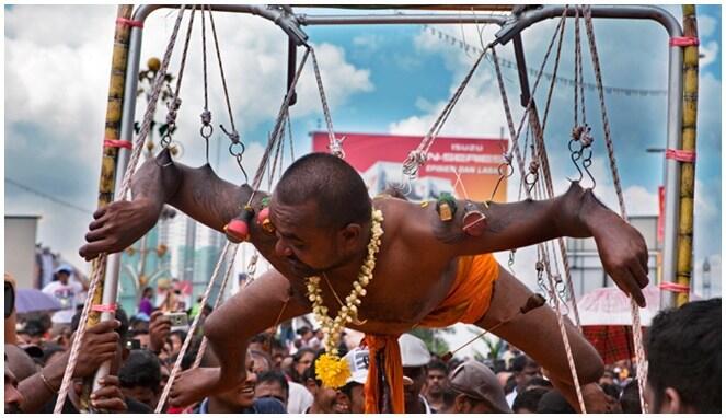 5 Tradisi dan Ritual Gila di India