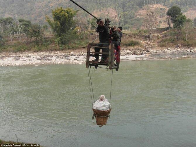 Pelajar Nepal pergi sekolah dengan seberangi sungai pakai tali
