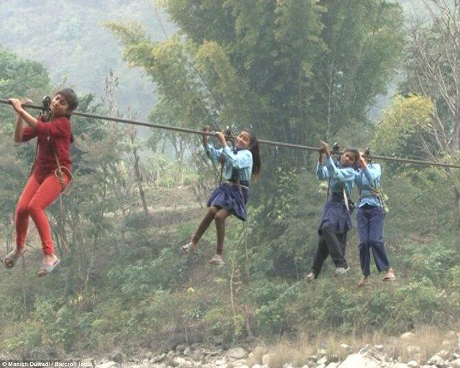 Pelajar Nepal pergi sekolah dengan seberangi sungai pakai tali