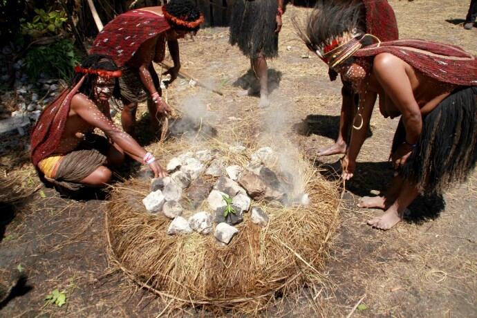 TRADISI UNIK DAN EKSTREM DI PAPUA !!!