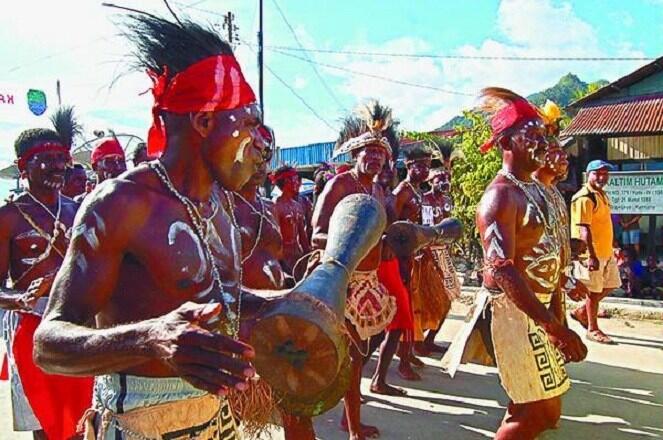 TRADISI UNIK DAN EKSTREM DI PAPUA !!!