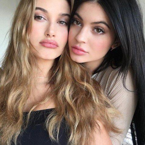 Adu Bibir Seksi Ala Kylie Jenner &amp; Hailey Baldwin, Cantik Mana?