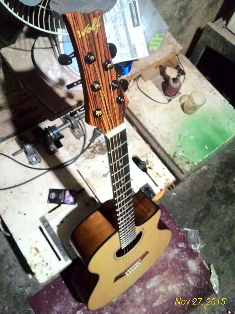 Gitar akustik HQ berbahan baku kayu Jati khas Indonesia 