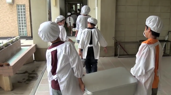 Inilah Alasan Anak&quot; Jepang MAU Menyiapkan Makanan dan Membersihkan Kelas Sendiri