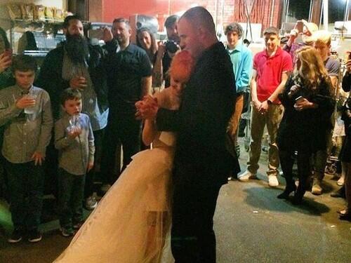 Hayley Williams Resmi Nikah dengan Gitaris 'New Found Glory'