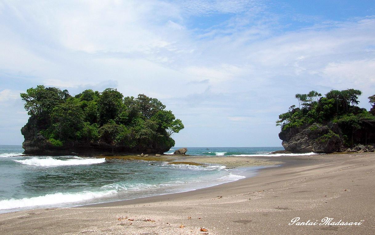 Wisata Pantai Madasari