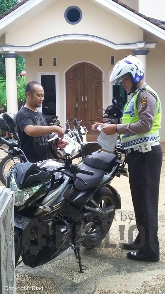 Pertama dalam sejarah, pemotor ini ditilang di depan rumah sendiri