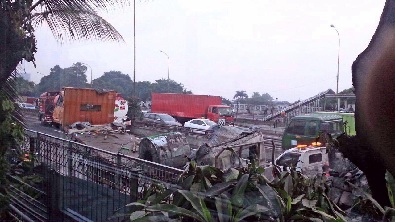 Kecelakaan Truk, Tol Dalam Kota Jakarta Macet Pagi Ini