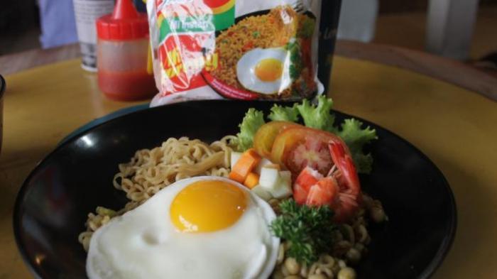 Unik! Warung Ini Menyajikan Mi Instan Persis Seperti Gambar di Bungkusnya