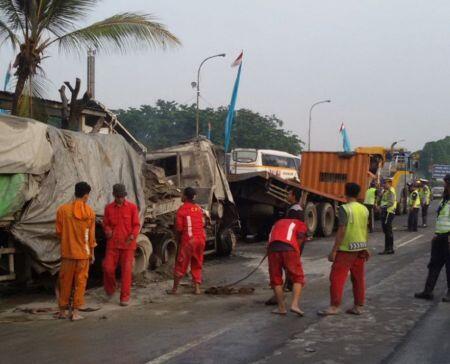 Truk Terbakar di Tol Jatinegara, Lalin Arah Cawang sampai Tanjung Priok Macet