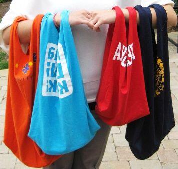 Gak perlu bayar buat tas belanja, bisa dibuat dari kaos bekas!