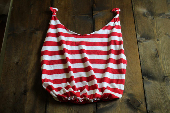 Gak perlu bayar buat tas belanja, bisa dibuat dari kaos bekas!
