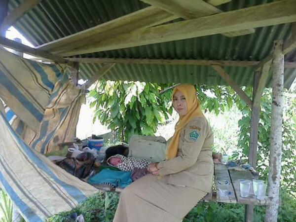 Bayi Malang Lahir di Saung, Untung Ada Polisi Mau Adopsi
