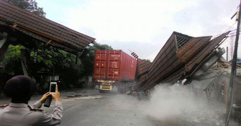 Kontainer Tabrak Gapura Batas Wilayah Kota & Kabupaten Tangerang