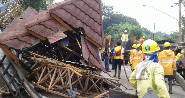 Kontainer Tabrak Gapura Batas Wilayah Kota & Kabupaten Tangerang