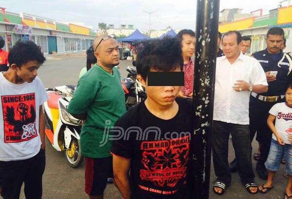 Kesal, Warga Ikat Pencuri di Tiang Listrik, Ini Fotonya...