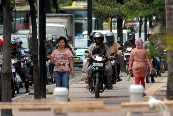 7 Alasan Mengapa Kebanyakan Cewek Jakarta Tuh Males Banget Jalan Kaki
