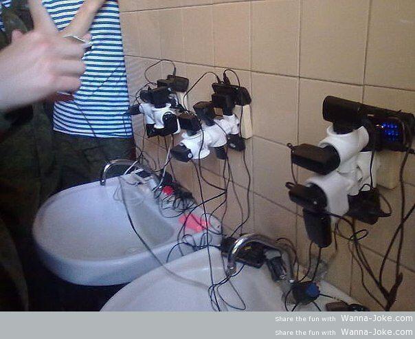12 Foto Charger Baterai Tergila Yang Pernah Dilakukan Oleh Para Maniak HP!