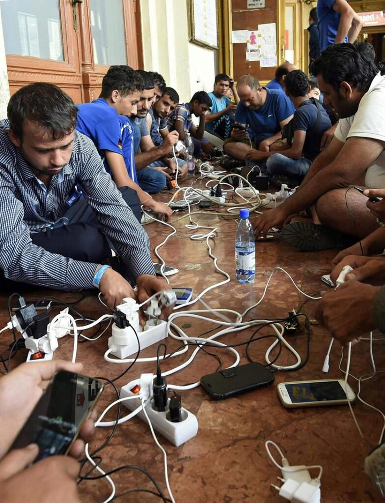 12 Foto Charger Baterai Tergila Yang Pernah Dilakukan Oleh Para Maniak HP!