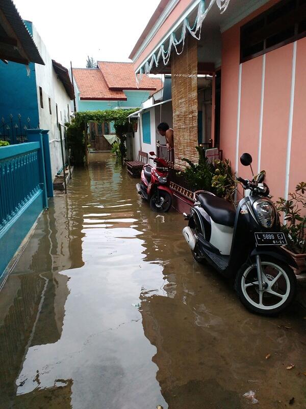 &#91;KOMBAT&#93; Hampir Seluruh Kawasan Sampang Kota Terendam Banjir