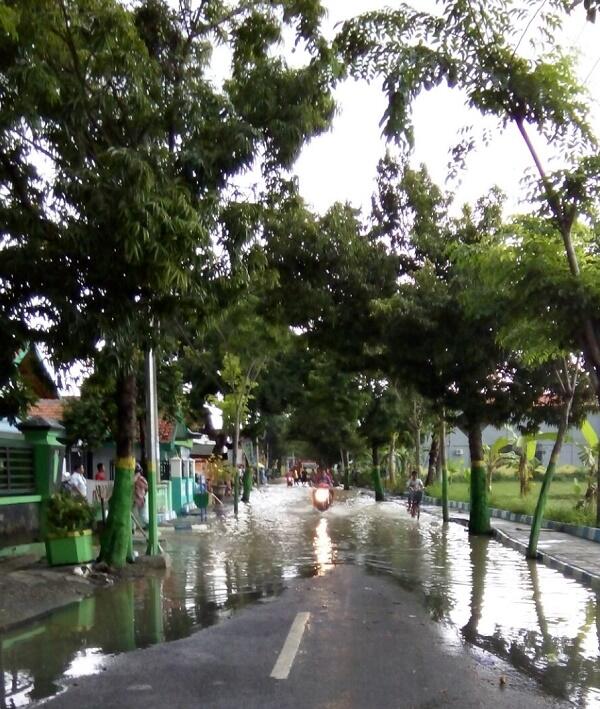 &#91;KOMBAT&#93; Hampir Seluruh Kawasan Sampang Kota Terendam Banjir