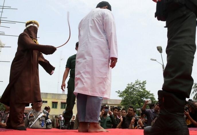 Pelaku LGBT di Aceh Akan Dihukum Cambuk. Harusnya malahan Digantung!