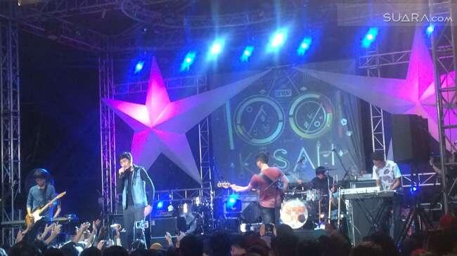 Konser Sheila On 7 Dipenuhi Orang Habis Pulang Kantor, Eross Sempat Hentikan Konser