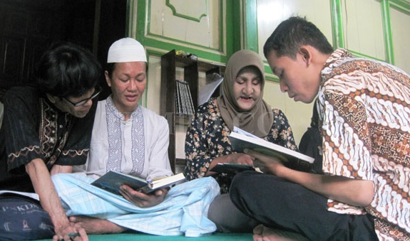 &#91;Pict&#93; Pesantren Waria Resmi Ditutup ....