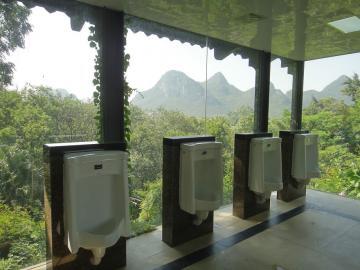 8 Toilet Dengan Pemandangan Paling Keren