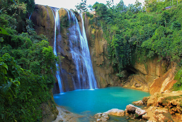 Mengagumi Keindahan Air Terjun Nglirip di Tuban