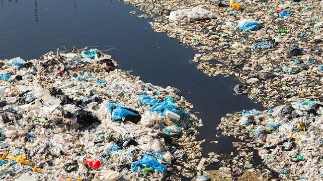 Kantong plastik berbayar: Menyelamatkan lingkungan atau Pungli terselubung