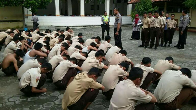 HOT NEWS! Puluhan siswa yang hendak keroyok guru berhasil di amankan Polisi.