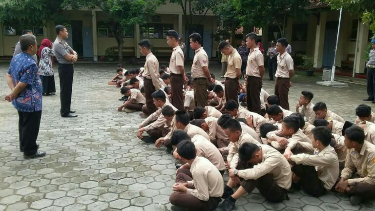 HOT NEWS! Puluhan siswa yang hendak keroyok guru berhasil di amankan Polisi.