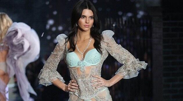 Kendall Jenner Selamat dari Kecelakaan Mobil Ringan