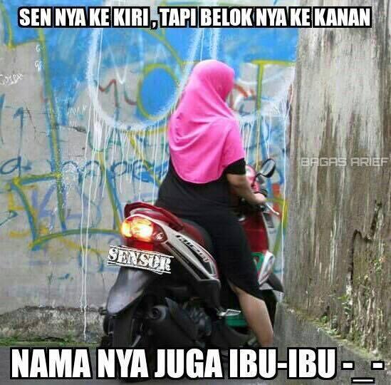 (NGAKAK) Meme emak-emak naik motor di jalan (sein ke kiri belok ke kanan)