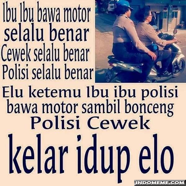 (NGAKAK) Meme emak-emak naik motor di jalan (sein ke kiri belok ke kanan)