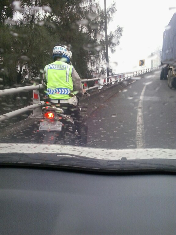 HATI - HATI Dengan Polkis Sekitaran pintu Masuk Tol Setelah UNTAR
