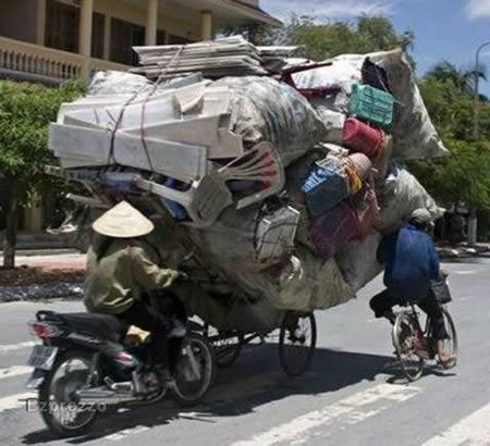 POTRET NEKAT PENGGUNA JALAN DENGAN MUATAN BERLEBIH