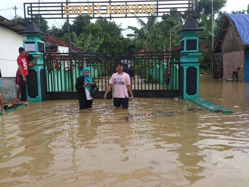 &#91;KOMBAT&#93; SEKOLAHKU SAYANG, SEKOLAHKU MALANG