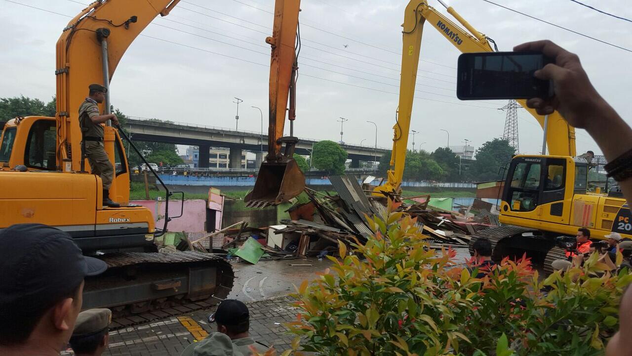 Pembongkaran Kalijodo, Dinsos DKI Berikan Bantuan dan Makanan