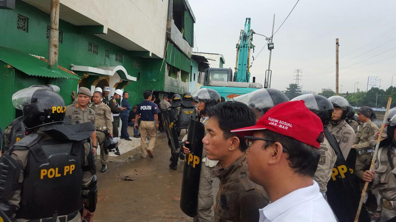 Pembongkaran Kalijodo, Dinsos DKI Berikan Bantuan dan Makanan