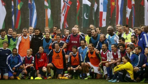 Hari Pertama Menjabat Presiden FIFA Baru Ajak Bermain Sepakbola