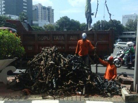 Bungkus Kabel di Merdeka Selatan Capai 9 Truk